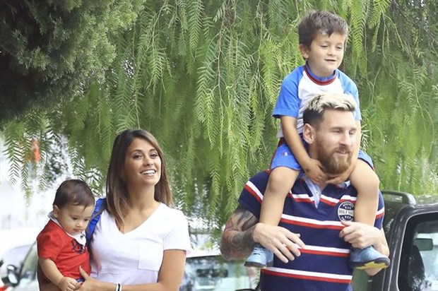 La tierna imagen de la gran familia de Messi acompañando a Thiago al colegio